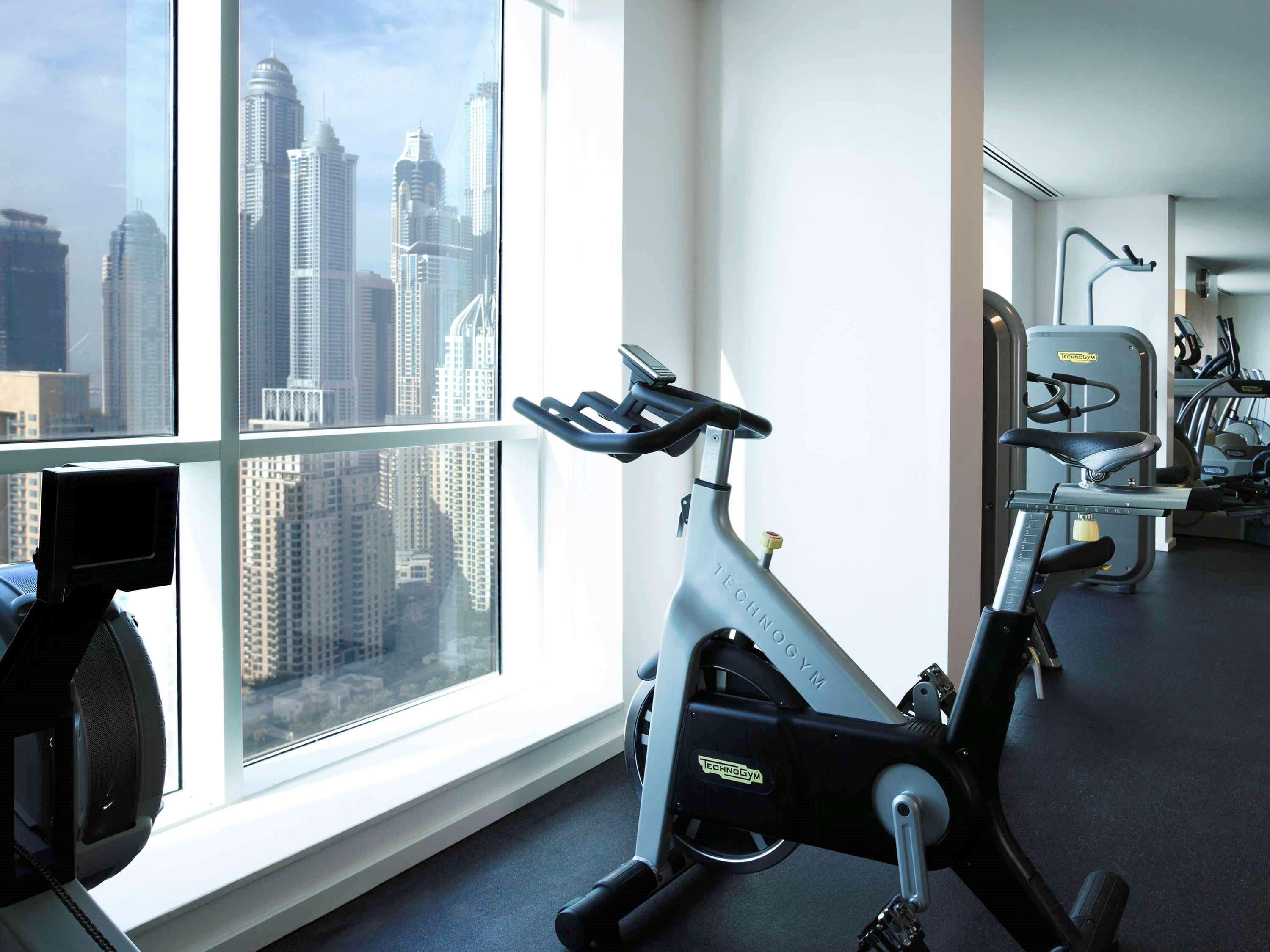 Pullman Dubai Jumeirah Lakes Towers Exteriör bild The gym at the 1018