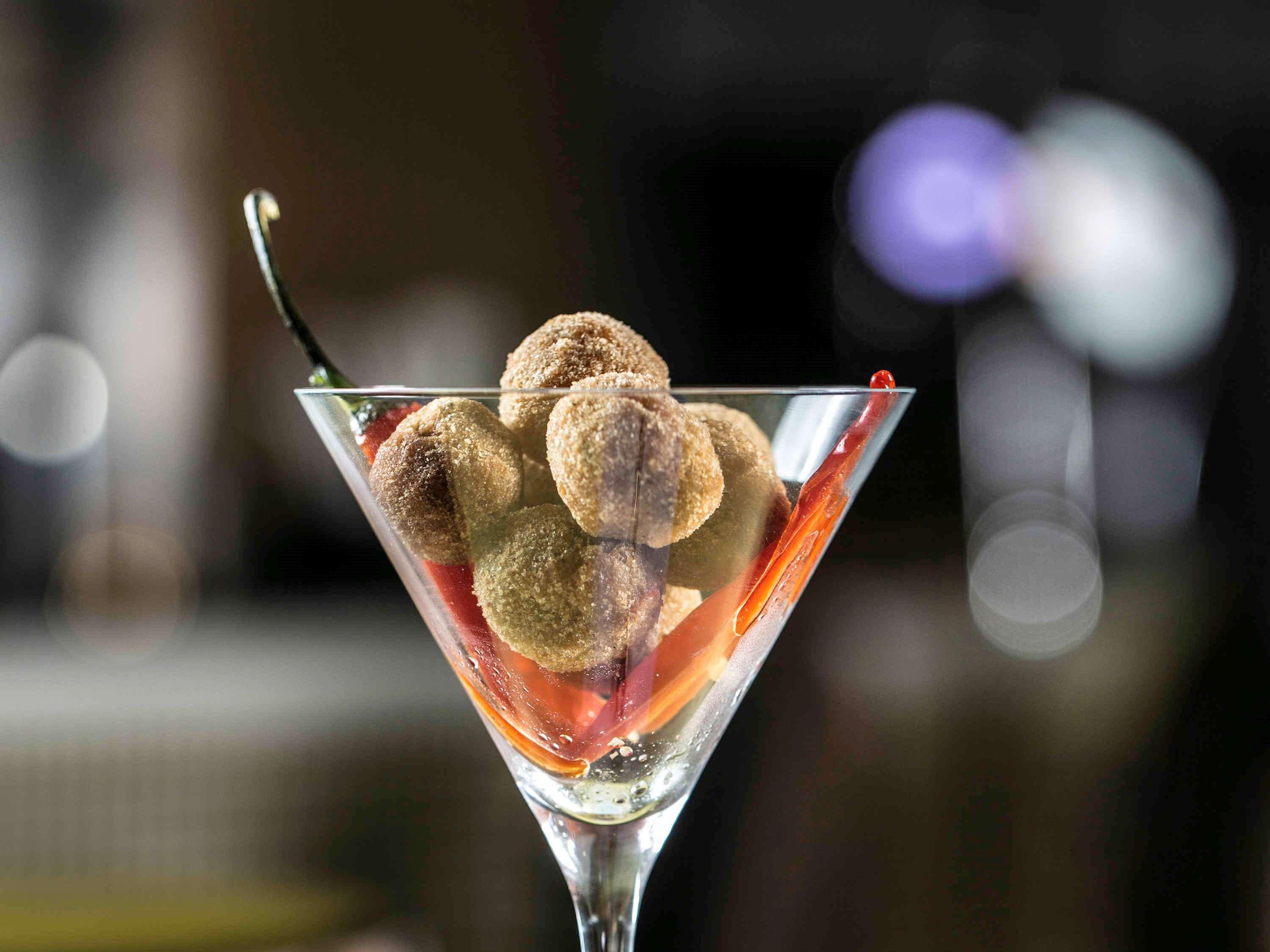 Pullman Dubai Jumeirah Lakes Towers Exteriör bild A cocktail with ice cubes