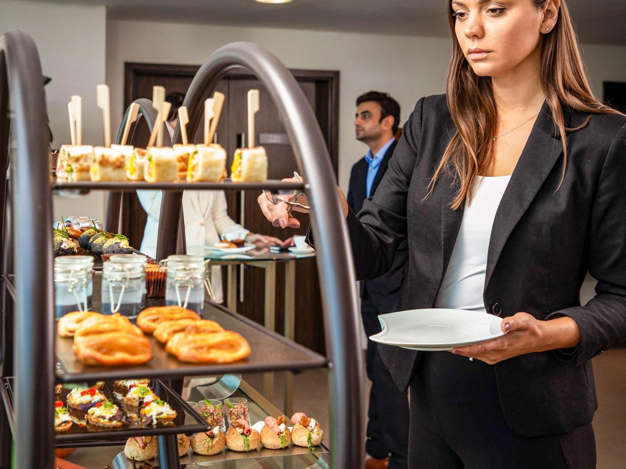 Pullman Dubai Jumeirah Lakes Towers Exteriör bild A buffet