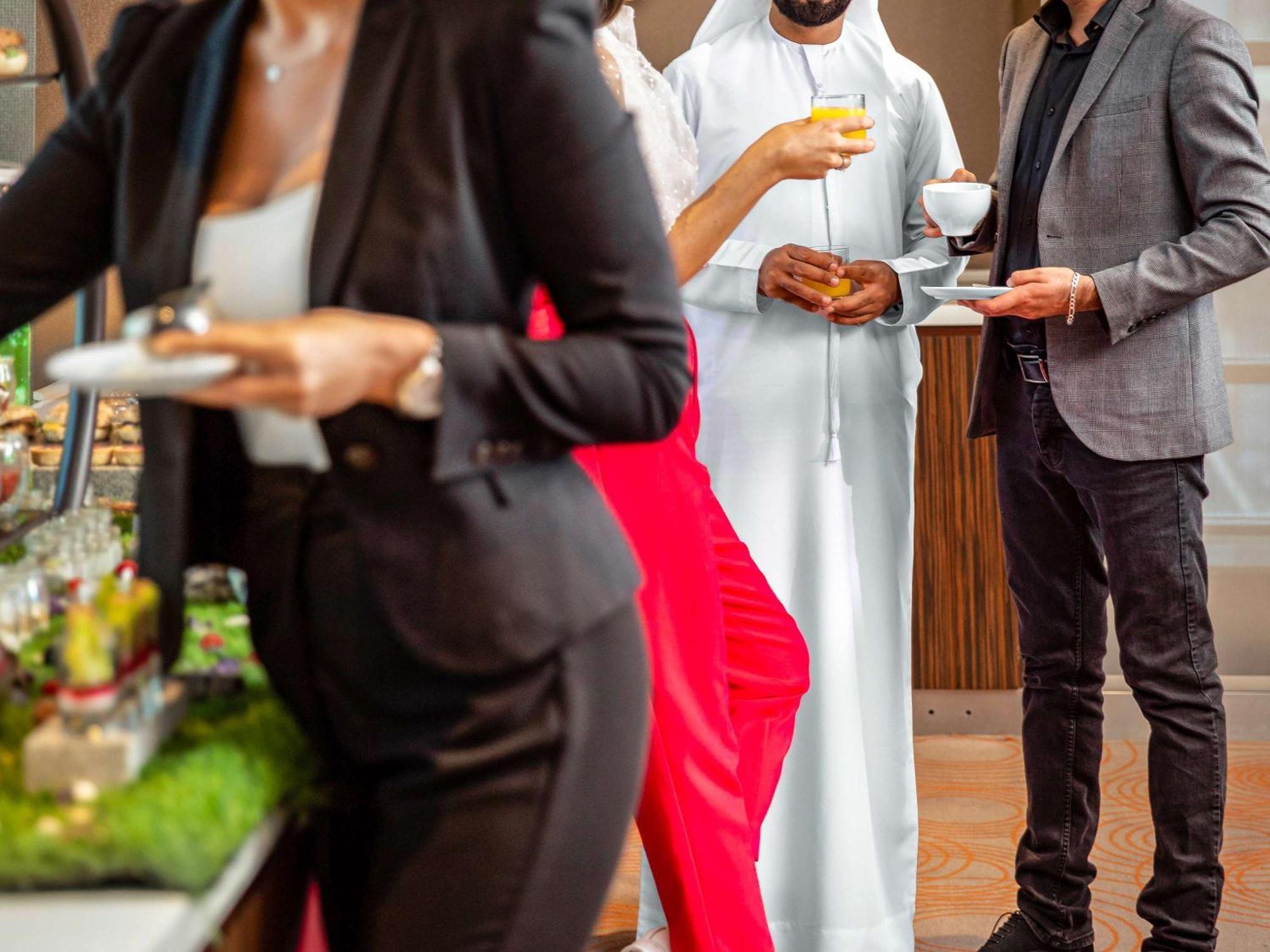 Pullman Dubai Jumeirah Lakes Towers Exteriör bild A man wearing a thobe