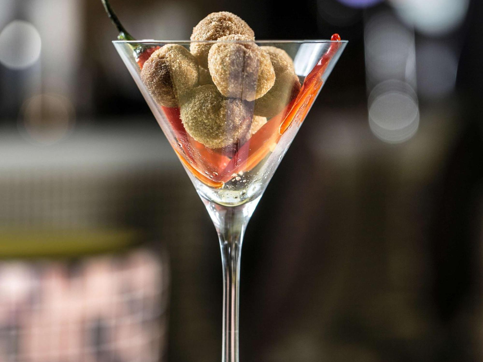 Pullman Dubai Jumeirah Lakes Towers Exteriör bild A dry martini with olives