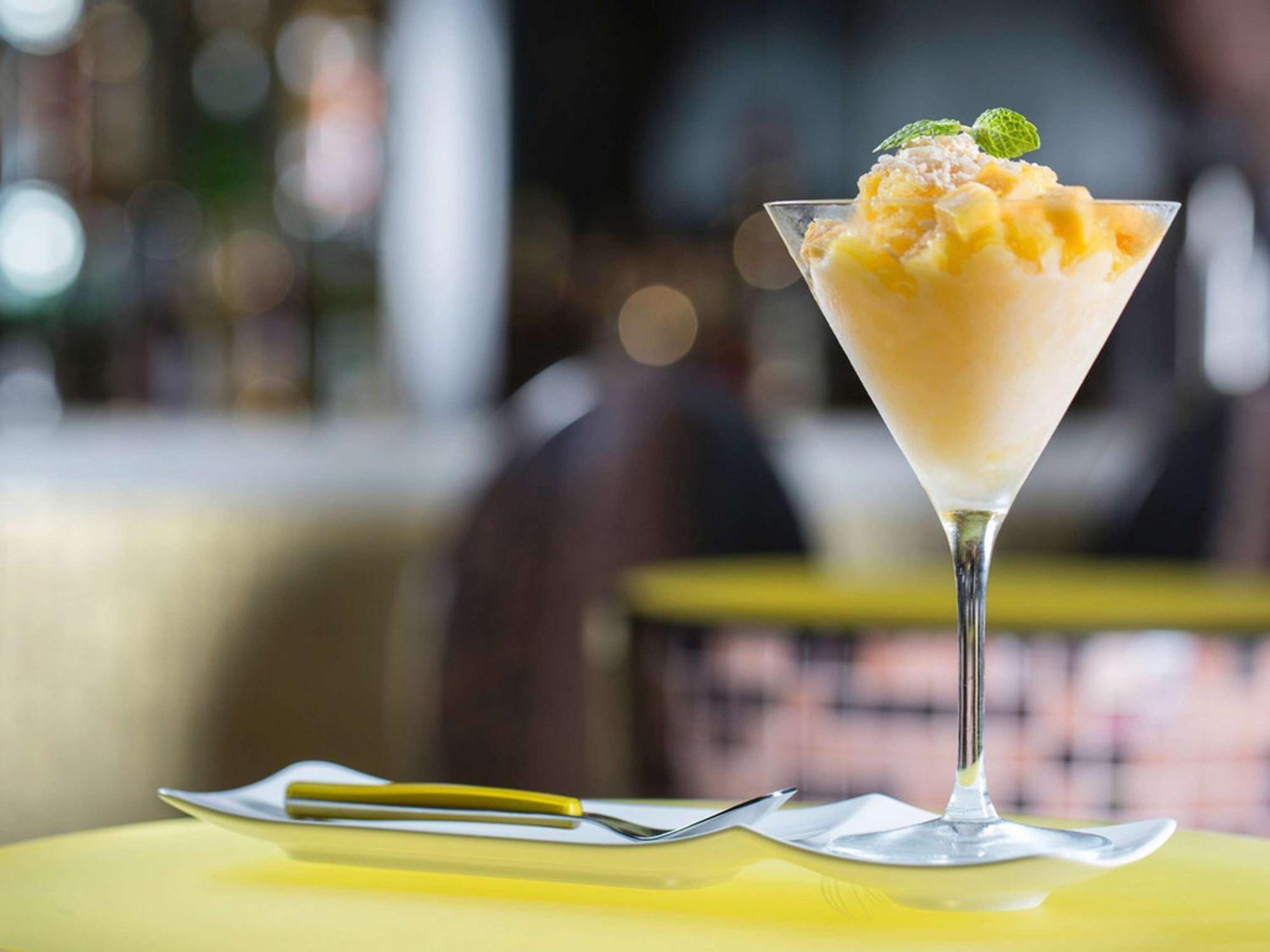 Pullman Dubai Jumeirah Lakes Towers Exteriör bild A mango lassi