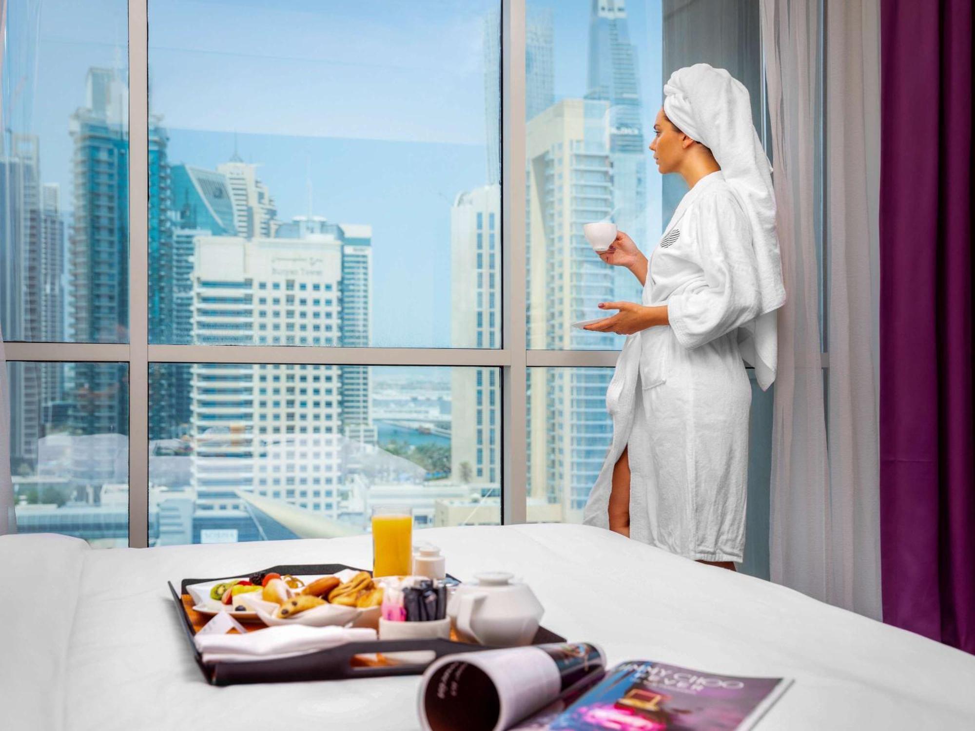 Pullman Dubai Jumeirah Lakes Towers Exteriör bild A woman wearing a bathrobe